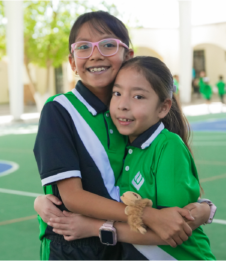 Dos alumnas LAC compartiendo un abrazo